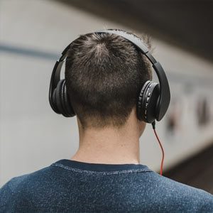 15 Podcasts to Listen to Going to Work